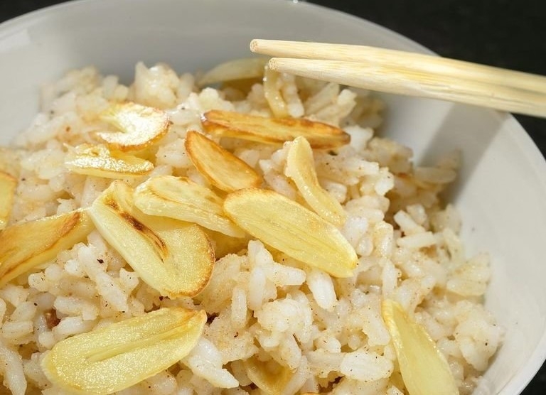 Рис с чесночными чипсами и специями